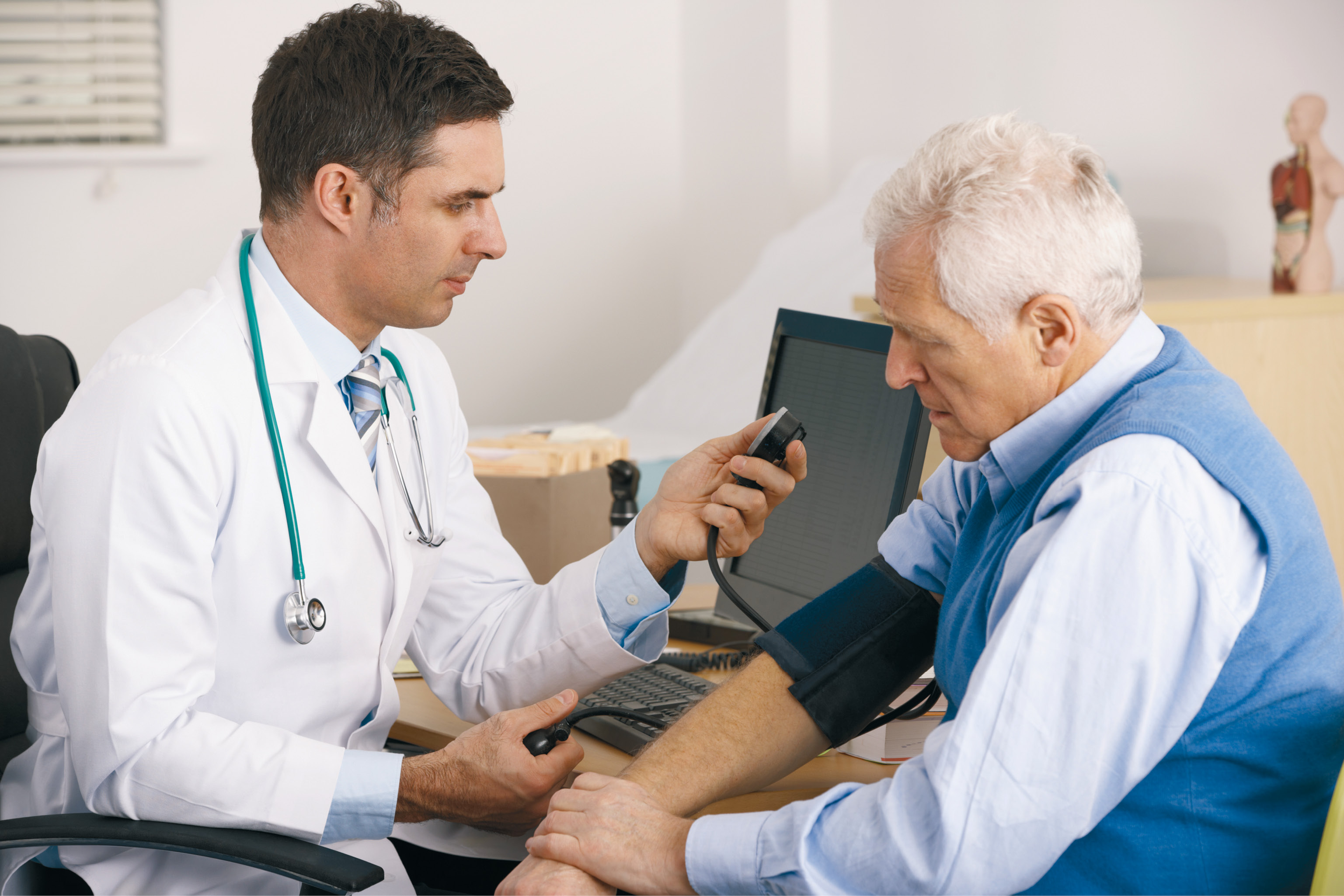 Посещение врача в рабочее. Андрей Кондрахин кардиолог. Врач меряет давление. Измерение давления. Измерение давления у пожилых.