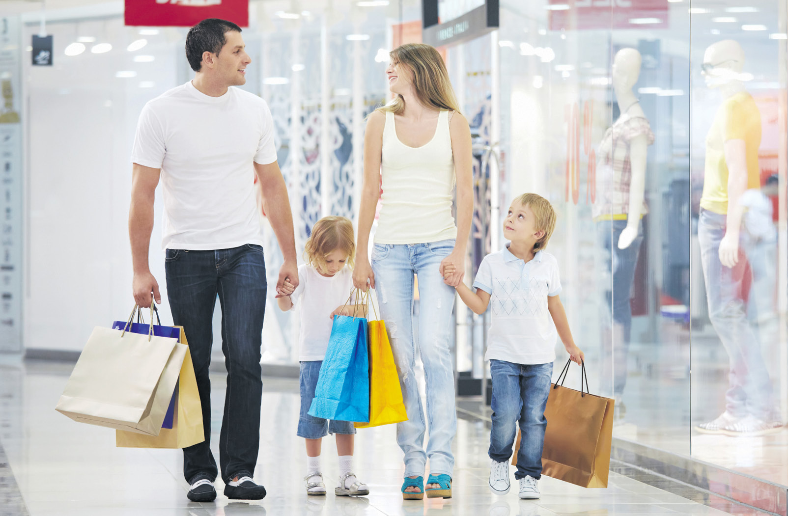 Family shopping. Одежда для всей семьи. Семейный шоппинг. Семья с покупками. Магазин одежды для всей семьи.