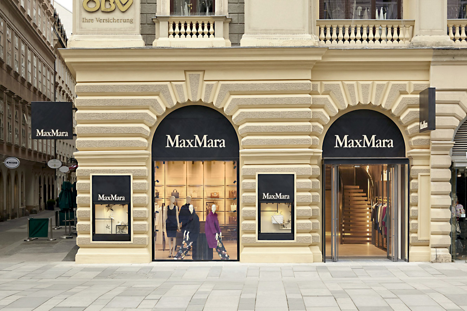 Магазин max mara. Витрина гума Max Mara. Max Mara вывеска. Витрины магазина Макс Мара. Max Mara Vienna flagship.