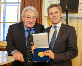 AKM Josef Ostermayer mit GustavMahlerMedaille aus mnews