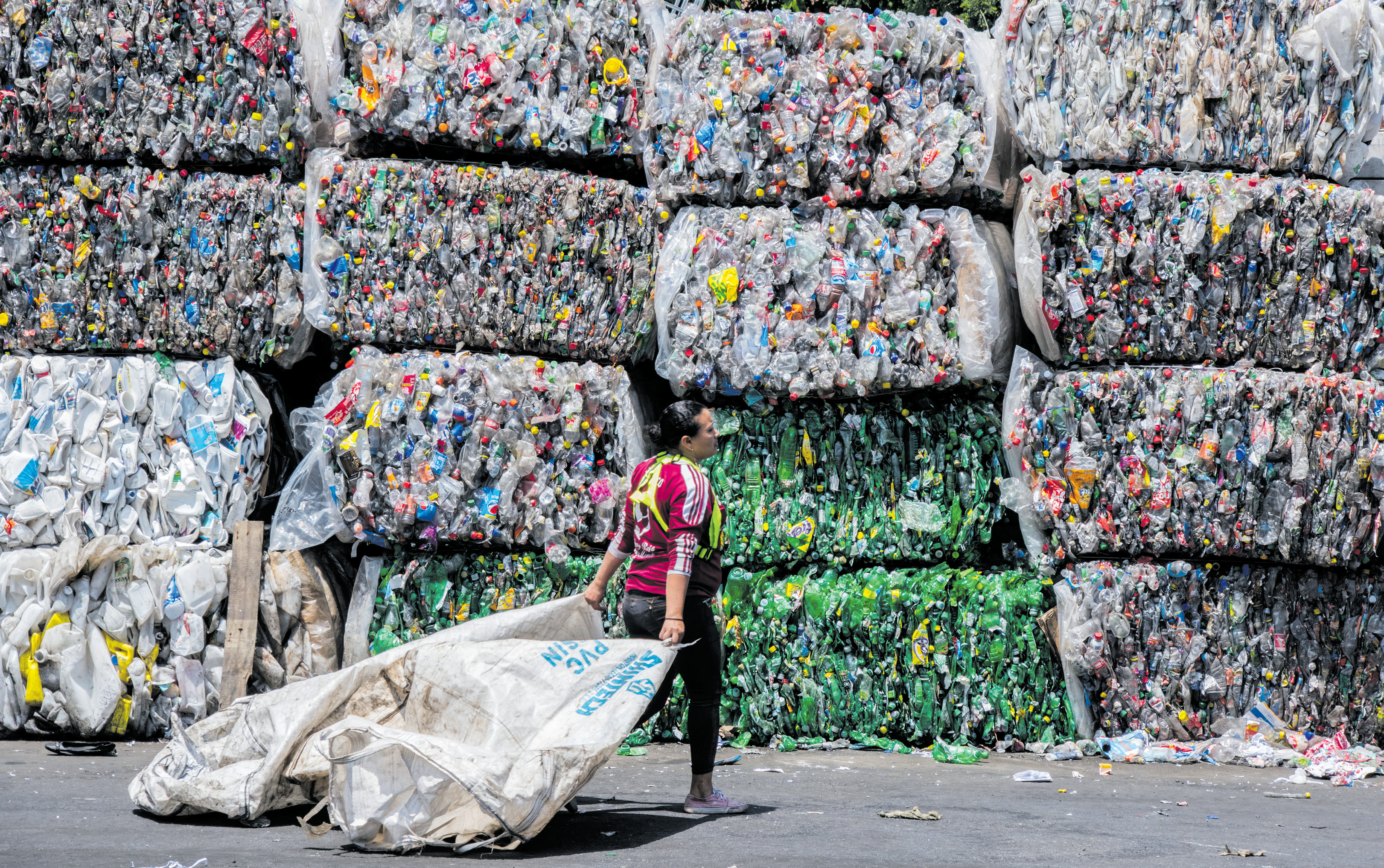 Переработка пластиковых отходов. Пластиковые пакеты recycle. Утилизация отходов в Америке красивые картинки. PEPSICO Recycling. Загрязнение земли мусор и переработка вторичное использование.