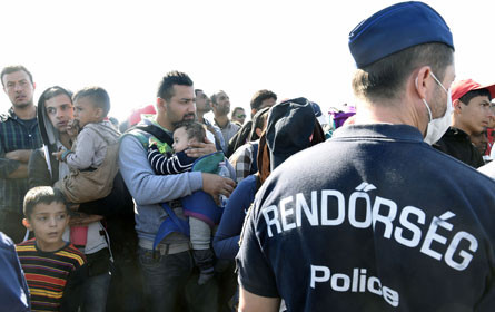 Ungarische Kamerafrau nach Tritten gegen Flüchtlinge freigesprochen 