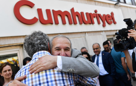 Ex-Mitarbeiter von "Cumhuriyet" müssen zurück ins Gefängnis 