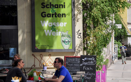 Sommer & Kampagne: Heimat Wien und G’spritzter stoßen an. 