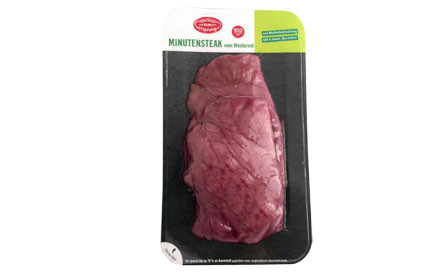 Weniger Plastik: Hofer reduziert Kunststoffanteil bei Verpackung von „Zurück zum Ursprung“ Bio-Steaks