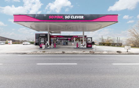 Pink präsentiert neuartiges Tankstellenkonzept 