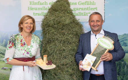 ARGE Heumilch präsentiert neue Fibel „Heumilch-Käse und seine Freunde“