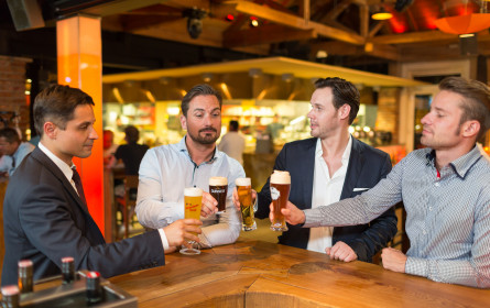 Am Weltmännertag feiern Männer mit Bier