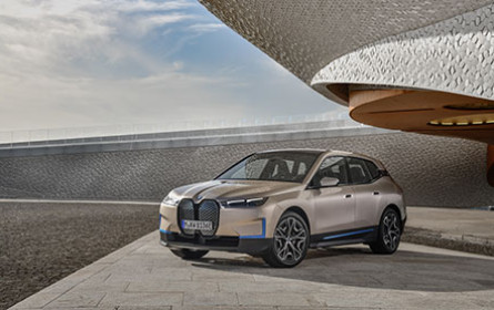 BMW präsentiert vollelektrischen Oberklasse-SUV