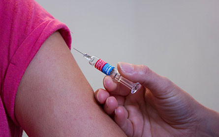 HV-Befragung: 38% der Impfskeptiker und 8% der Impfgegner würden sich dank 50 Euro Impfprämie eher impfen lassen
