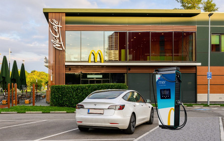 Leistungsstarke E-Ladestationen von Mer für McDonald’s Österreich