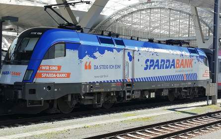 Sparda-Bank bringt 10.000-PS-starke Imagekampagne auf Schiene