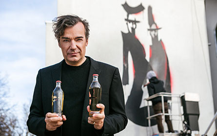 Österreichischer Künstler gestaltet ikonische Almdudler-Formflasche