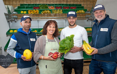 Spar spendet für Paulusladen in Reutte neues Obst- & Gemüseregal