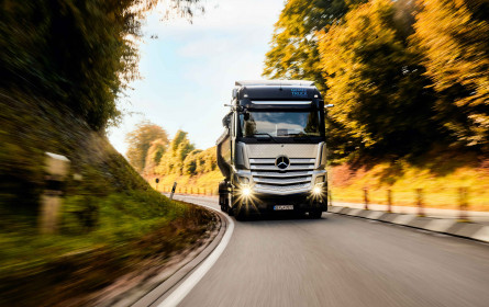 Daimler Truck fährt Doppelstrategie