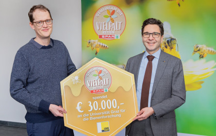 Spar unterstützt Spitzenforscher für Bienengesundheit mit 30.000 Euro