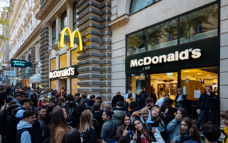 Aktion bei McDonald‘s: RAF Camora spendiert 10.000 Cheeseburger
