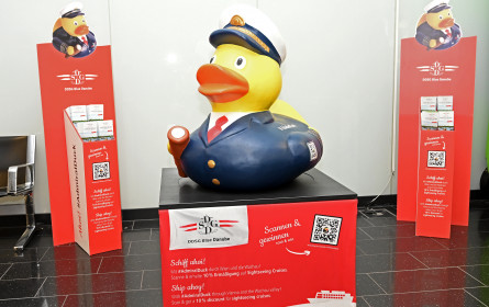 Admiral Duck begrüßt Passagiere am Flughafen Wien