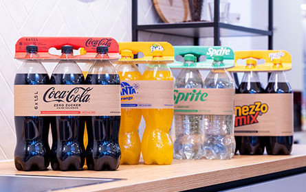DS Smith und Coca-Cola ersetzen Kunststoffgriffe durch Wellpappe-Verpackungsinnovation „Lift Up“