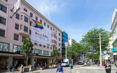 Megaboard stärkt Sichtbarkeit und Solidarität bei Vienna Pride 2024