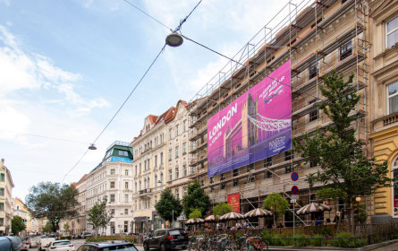 Wizz Air hebt am Megagerüst Burggasse 51 ab