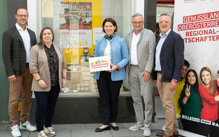 Kaiserlich Shoppen: Lehrlinge gestalten erstes Genussland-Schaufenster mit regionalen Produkten bei Billa in Bad Ischl