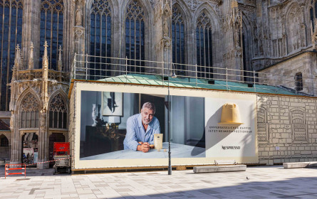 Megaboard wirbt auf Stephansdom