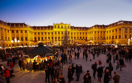 Kesch eröffnet „Wiener Gröstl Alm“ am Weihnachtsmarkt Schönbrunn