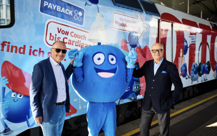 Otto und Payback taufen Werbelokomotive