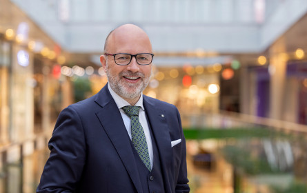 Gutscheine und Geldgeschenke liegen unter dem Christbaum vorn