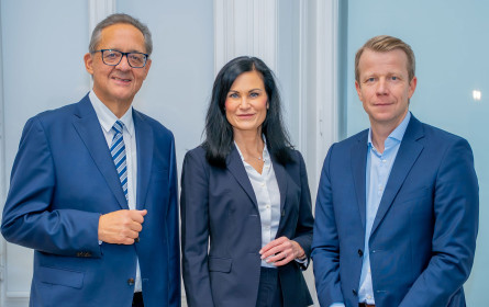 CEO & Leadership Barometer 2025: Top-Manager sehen Bürokratie als größtes Problem und arbeiten oft über 60 Stunden pro Woche