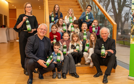 Spritzige Kunstwerke: Kinderzeichnungen zieren Waldquelle-Glasflaschen