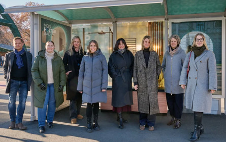 Installation verwandelt Haltestelle in Bad