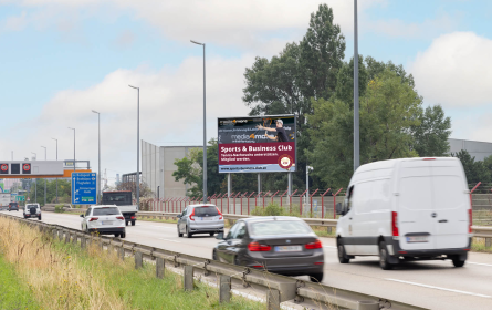 Sports & Business Club bewirbt Tennis-Nachwuchs auf A4 Megascreen