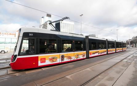 McDonald’s nutzt als First Mover gemeinsam mit Gewista die neueste Straßenbahn-Generation Flexity als mobile Werbefläche