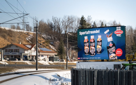 monitorwerbung mit zwei LED-Walls bei Nightrace-Rennen in Schladming
