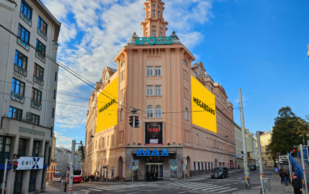 Megaboard: Neuer Standort am Apollokino