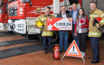 Interspar übergibt Pfandbonspenden an Feuerwehr Saalfelden