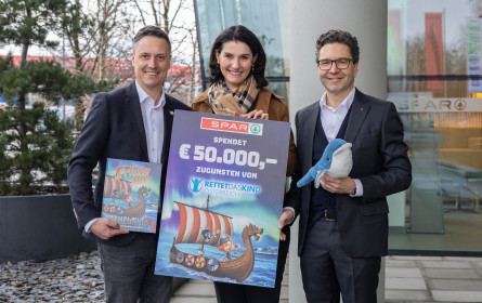 Spar spendet 50.000 Euro aus Stickermania an „Rettet das Kind“