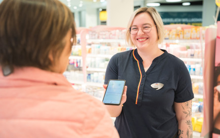 dm setzt KI-Übersetzer für Beratung in 31 Sprachen ein