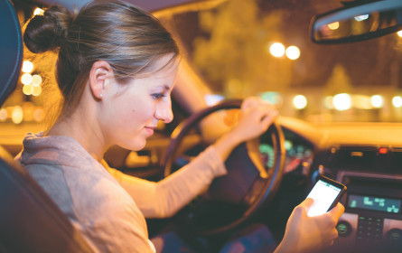 Das Smartphone hängt bei den Jungen das Auto ab