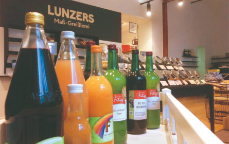 Ware im Glas und Papiersackerl