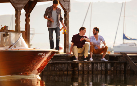 Grader Michl trinkt am Attersee sein Zipfer