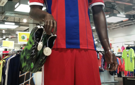 Alaba mit NFC-Tool und QR-Codes