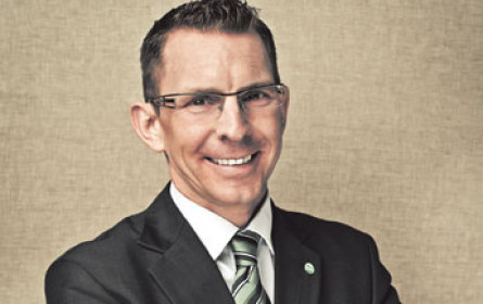 Wiesbauer setzt sich die Haube auf