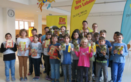 Der Bücherbus rollt vollbeladen mit Lesestoff durch Wien