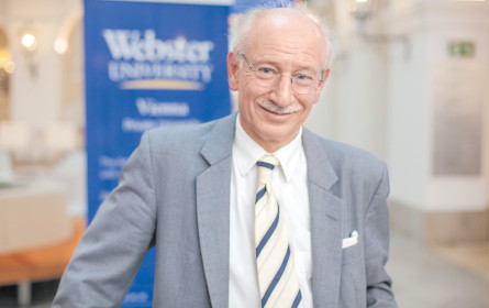 Pensionsexperte mit jugendlichem Webster-Schwung