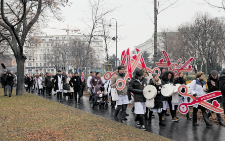 Ärzte stehen auf der Straße
