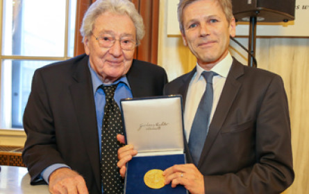 AKM zeichnet Josef Ostermayer mit Gustav-Mahler-Medaille aus