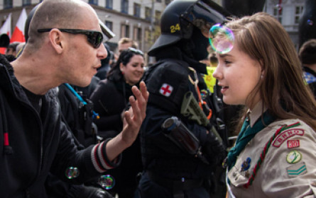 Internethit: Pfadfinderin stellt sich rechtem Demonstranten entgegen